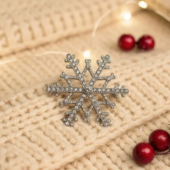 ❄️Sparkling Snowflake Brooch Pin Swarovski® Crystal Silver Overlay FREE Gift!🎁 - Picture 3 of 7